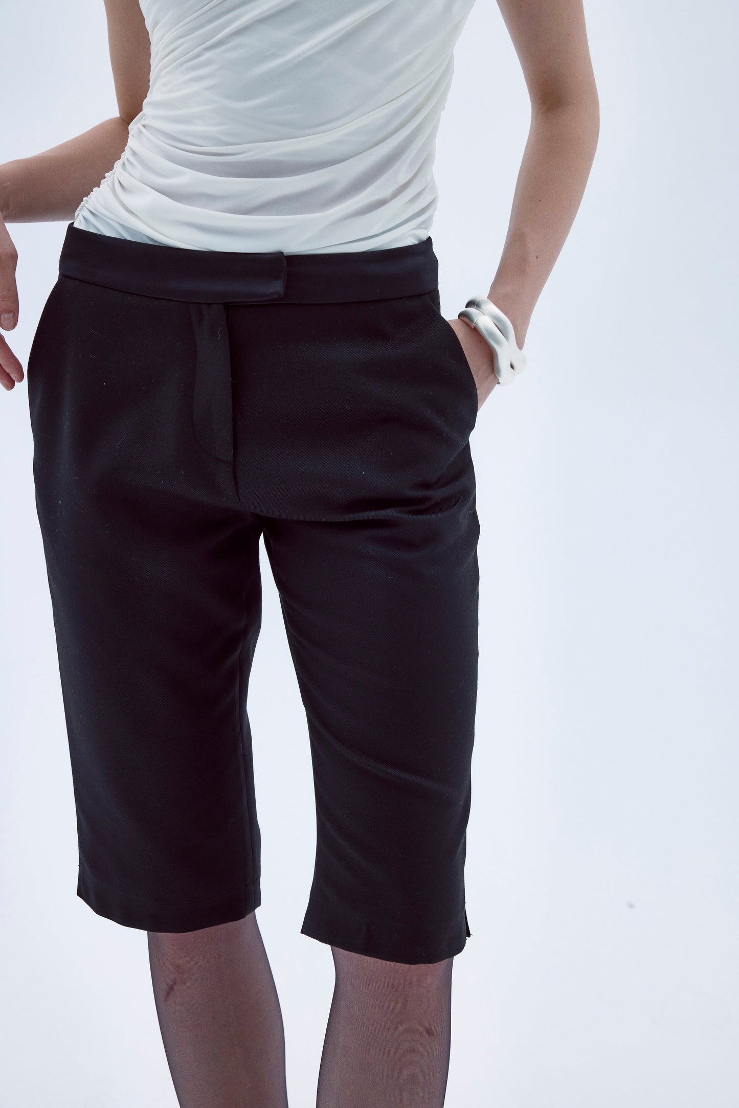 ARCED CAPRI TROUSERS