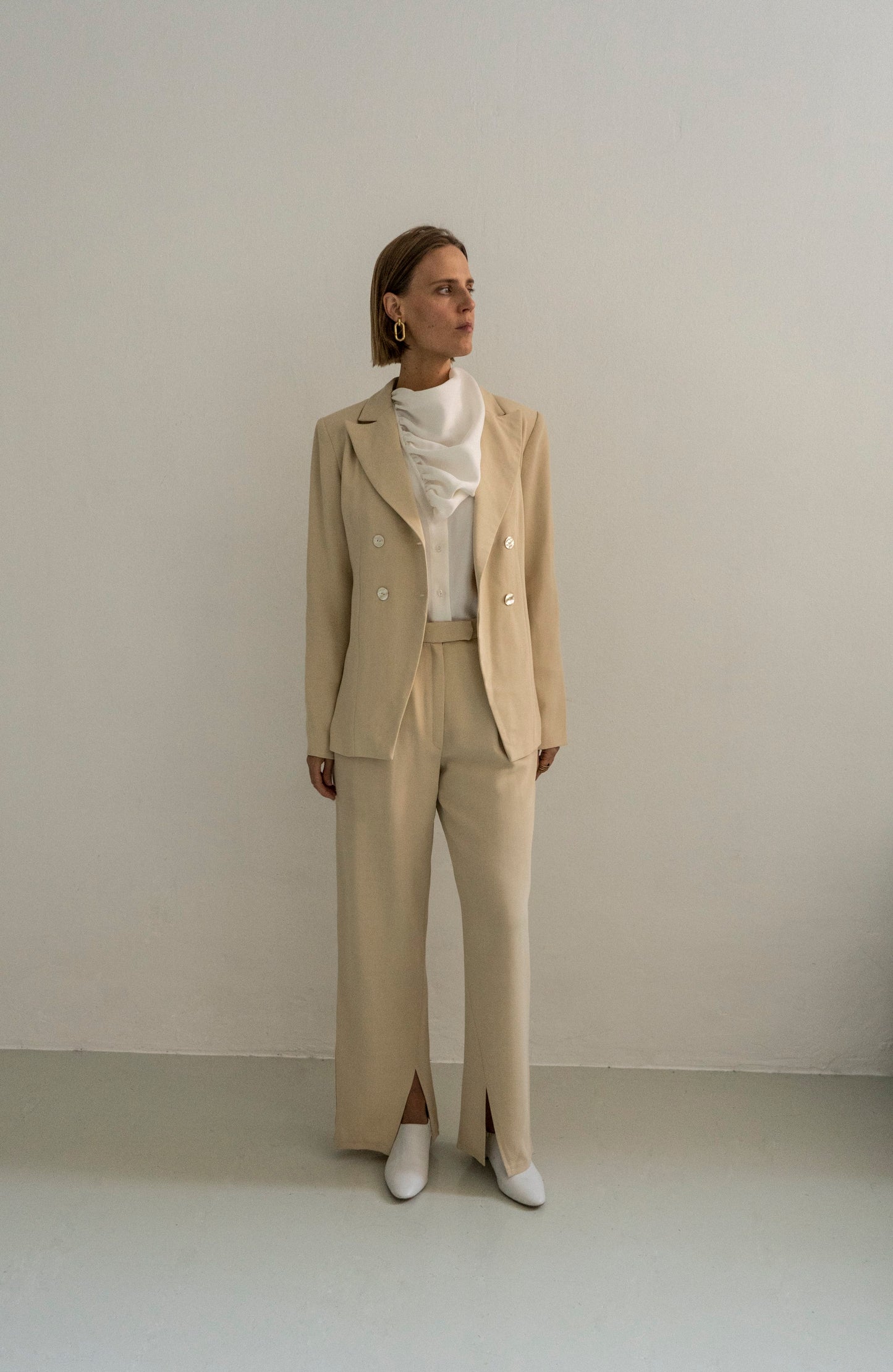 Rivne Beige Gentle Woman Suit