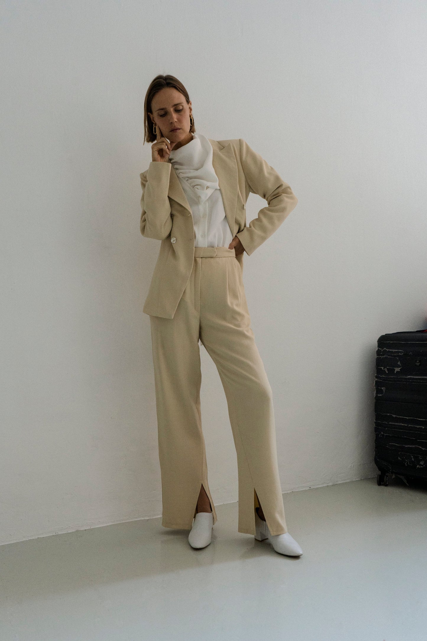 Rivne Beige Gentle Woman Suit